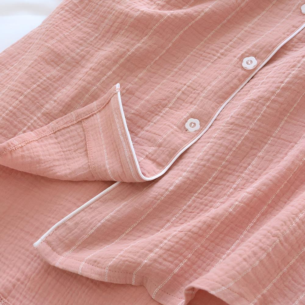 Chemise de nuit femme à manches courtes et rayures pastel, élégante et décontractée pour l'été.