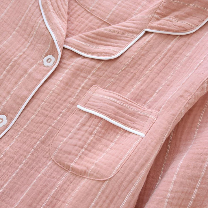 Robe de nuit femme à rayures pastel, légère et fluide, procure une détente agréable à la maison.
