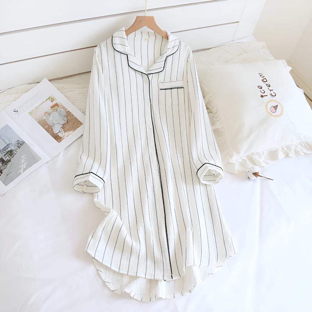 Chemise de nuit femme confortable à rayures pastel, parfaite pour la détente à la maison en mode nuit.