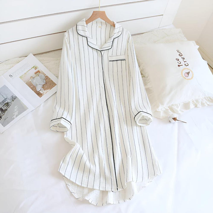 Chemise de nuit femme confortable à rayures pastel, parfaite pour la détente à la maison en mode nuit.