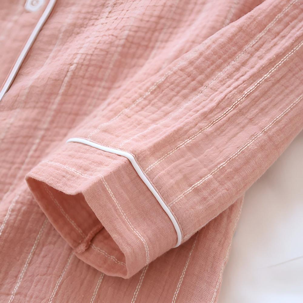 Mode nuit femme à rayures pastel, style féminin et décontracté, pour un confort optimal et léger.