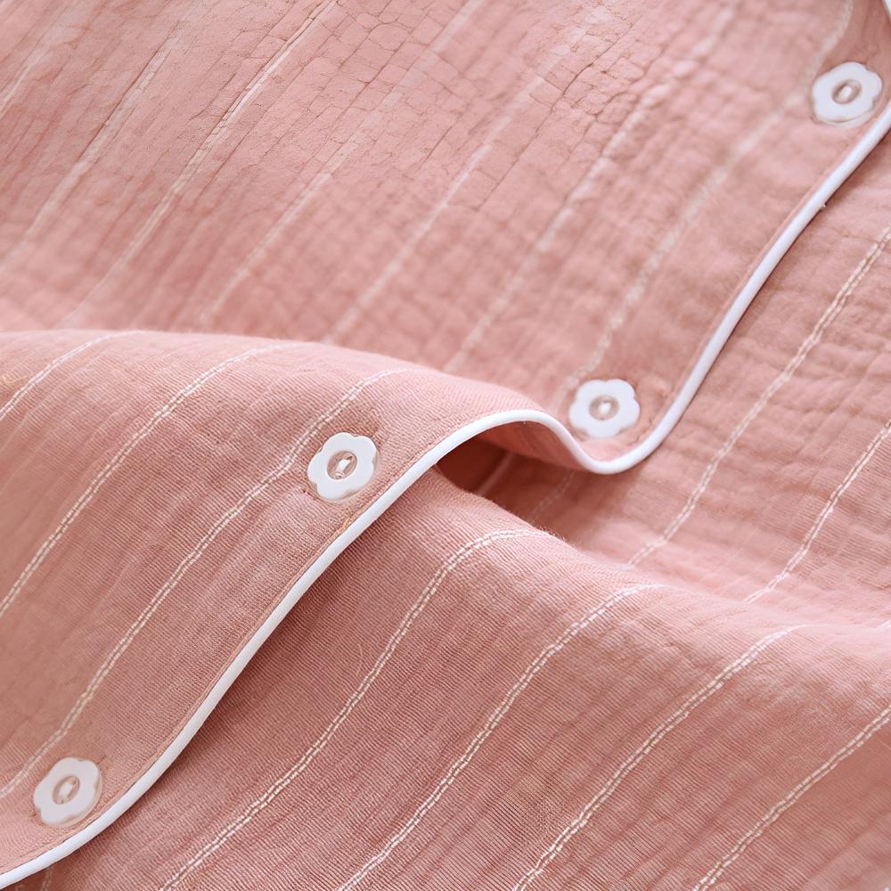 Chemise de nuit femme à rayures pastel, manches courtes, pour un confort léger et détente printanière.