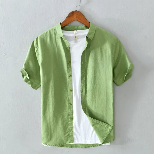 "Chemise décontractée jaune en lin pour hommes, col classique, idéale pour été et soirées élégantes."