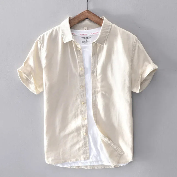 "Chemise décontractée jaune en lin pour hommes, col classique, idéale pour été et soirées élégantes."