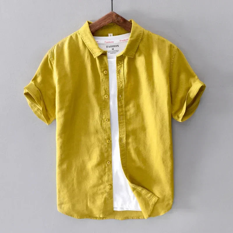 "Chemise décontractée jaune en lin pour hommes, col classique, idéale pour été et soirées élégantes."