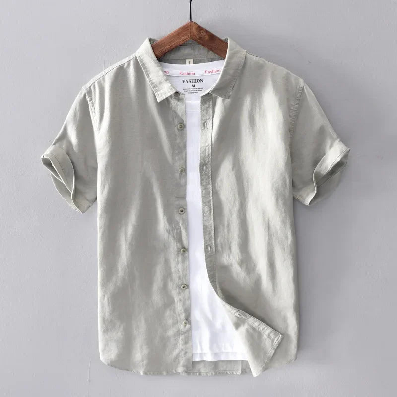 "Chemise décontractée jaune en lin pour hommes, col classique, idéale pour été et soirées élégantes."