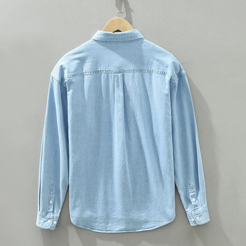 Chemise denim homme, coupe classique. Denim robuste, coton de qualité.  Style intemporel, parfait pour toutes occasions.