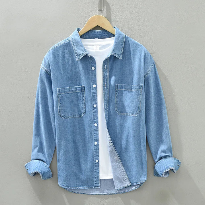 Chemise denim homme, coupe classique. Denim robuste, coton de qualité.  Style intemporel, parfait pour toutes occasions.