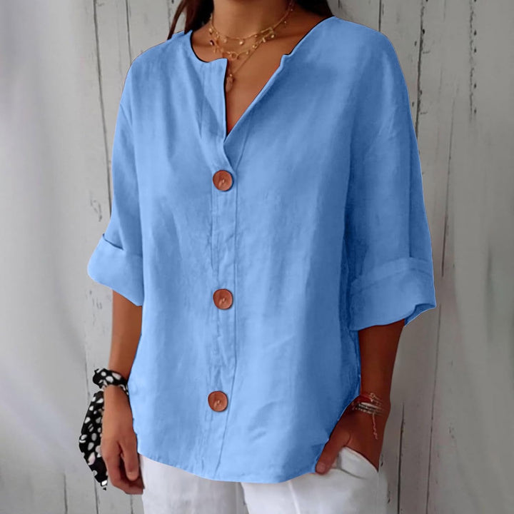 "Chemise d'été en lin léger, femme, coupe fluide, confortable et respirante, parfait pour les journées chaudes estivales."