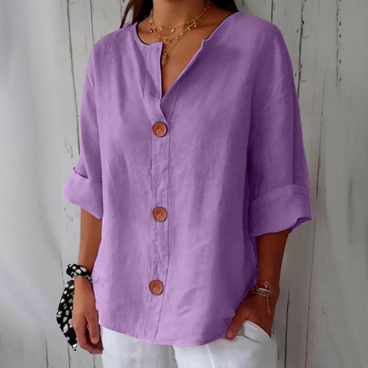 "Chemise d'été en lin léger, femme, coupe fluide, confortable et respirante, parfait pour les journées chaudes estivales."