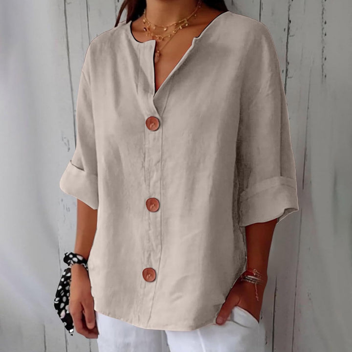 "Chemise d'été en lin léger, femme, coupe fluide, confortable et respirante, parfait pour les journées chaudes estivales."