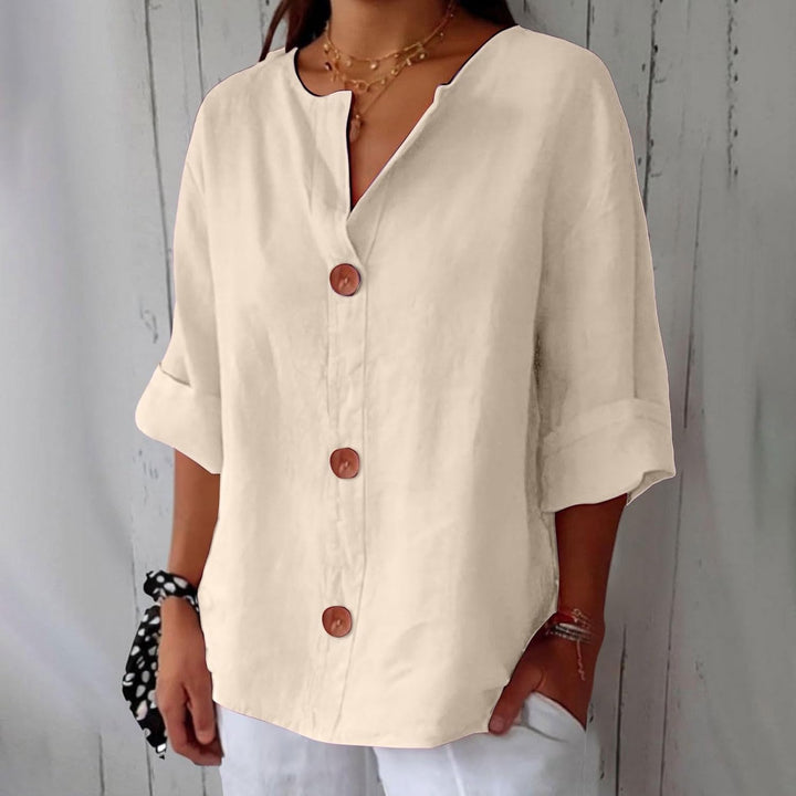 "Chemise d'été en lin léger, femme, coupe fluide, confortable et respirante, parfait pour les journées chaudes estivales."