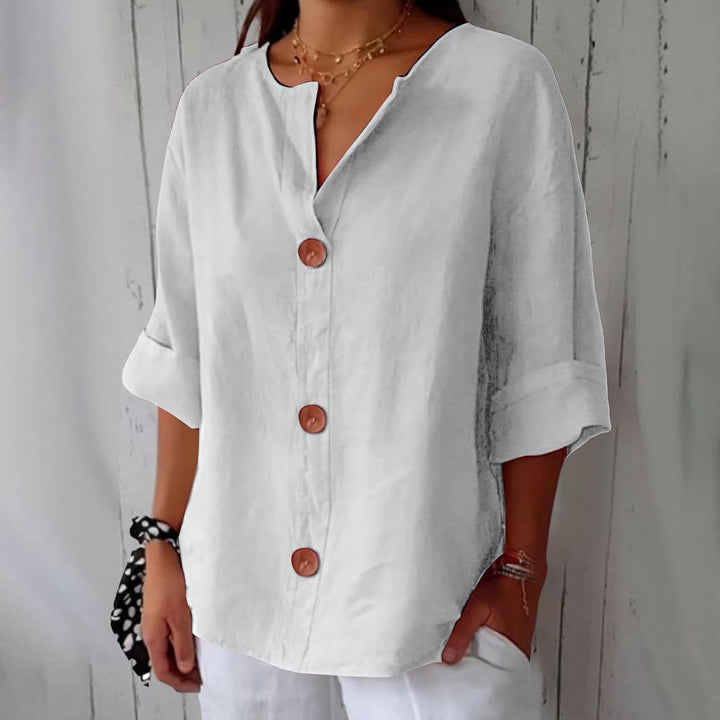 "Chemise d'été en lin léger, femme, coupe fluide, confortable et respirante, parfait pour les journées chaudes estivales."