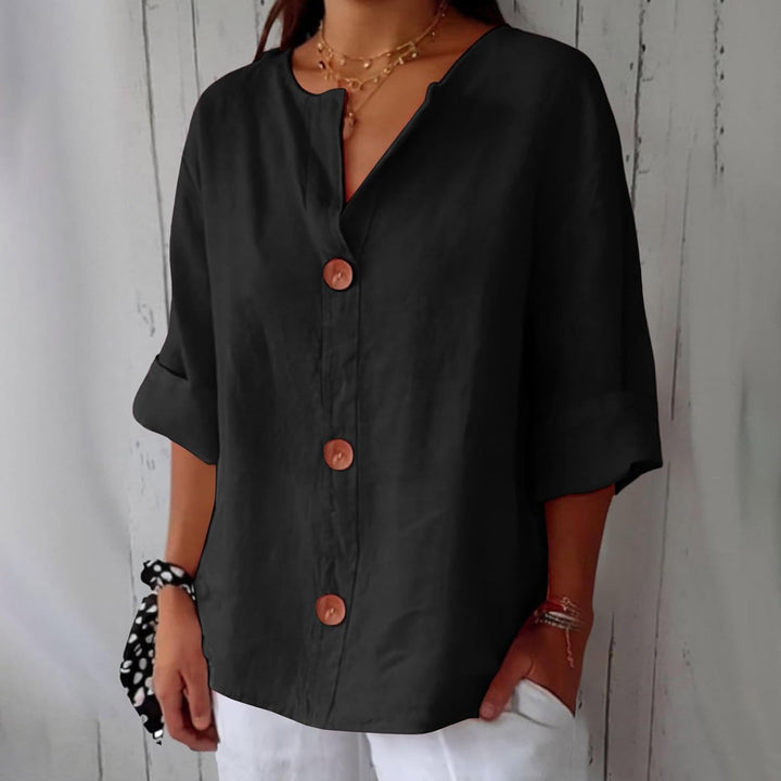 "Chemise d'été en lin léger, femme, coupe fluide, confortable et respirante, parfait pour les journées chaudes estivales."