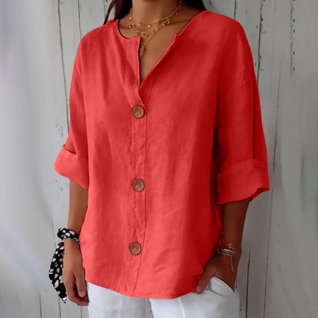 "Chemise d'été en lin léger, femme, coupe fluide, confortable et respirante, parfait pour les journées chaudes estivales."