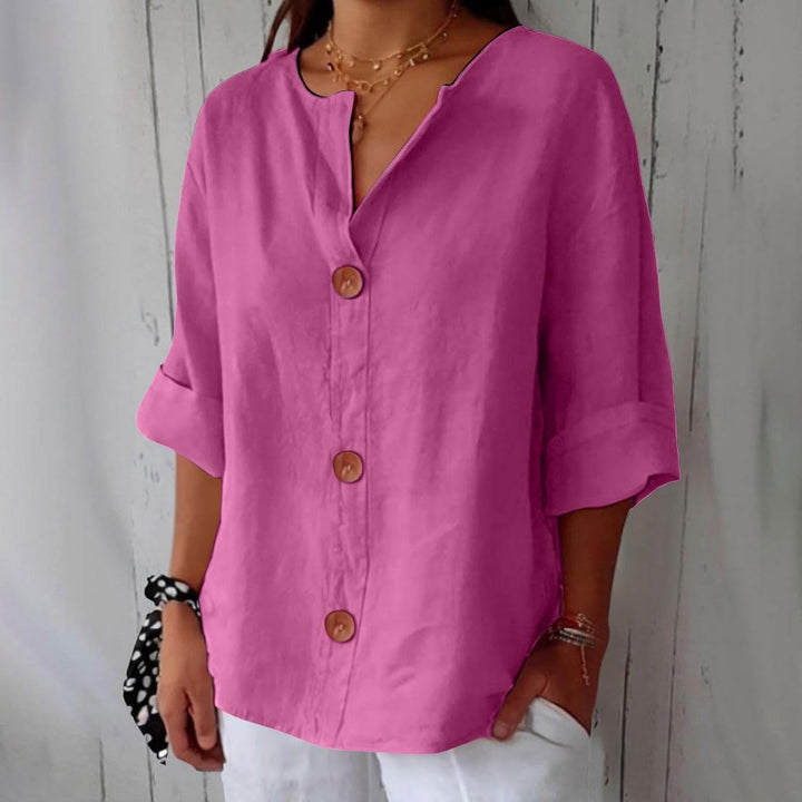 "Chemise d'été en lin léger, femme, coupe fluide, confortable et respirante, parfait pour les journées chaudes estivales."