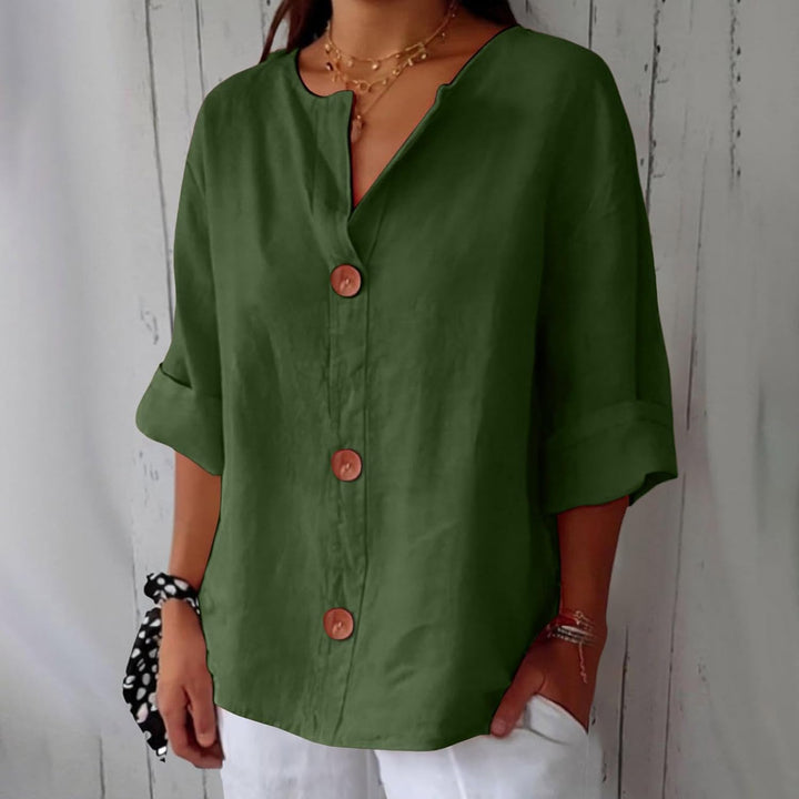 "Chemise d'été en lin léger, femme, coupe fluide, confortable et respirante, parfait pour les journées chaudes estivales."