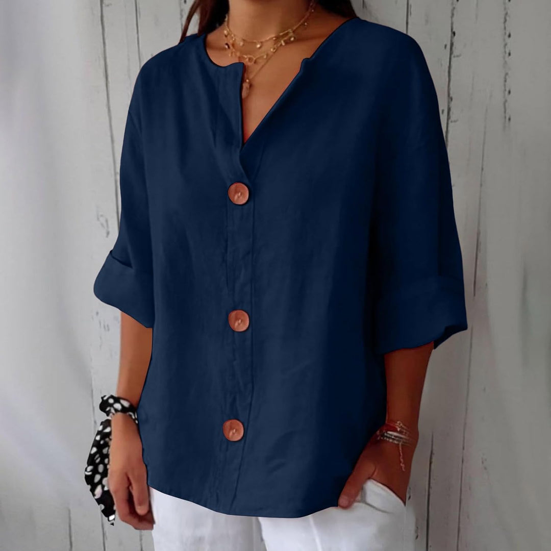 "Chemise d'été en lin léger, femme, coupe fluide, confortable et respirante, parfait pour les journées chaudes estivales."