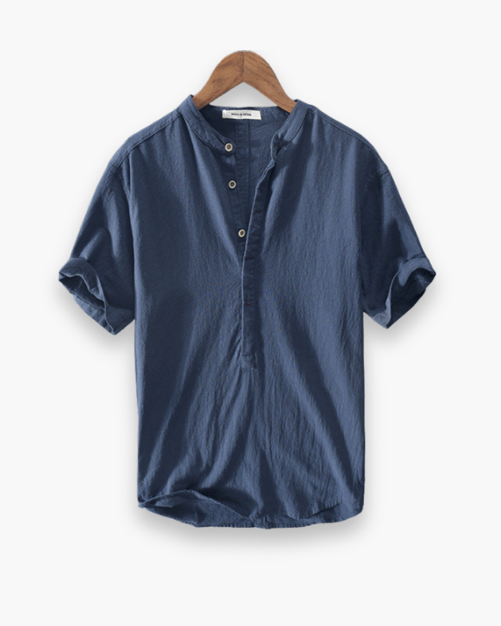 Chemise d'été légère homme, manches courtes, tissu respirant, idéale pour style estival chic et confortable.
