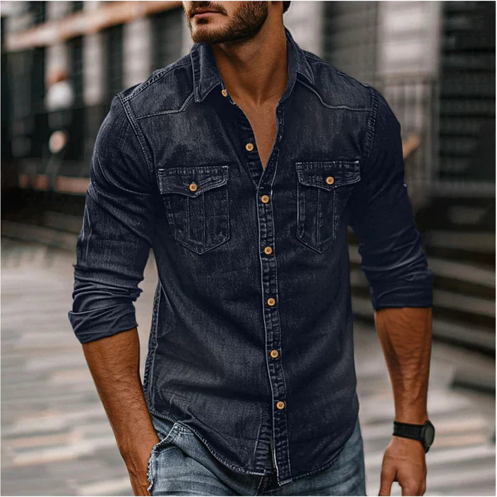 Chemise denim homme slim fit décontractée. Idéale pour un look casual chic et polyvalent. Confort moderne et style robuste.