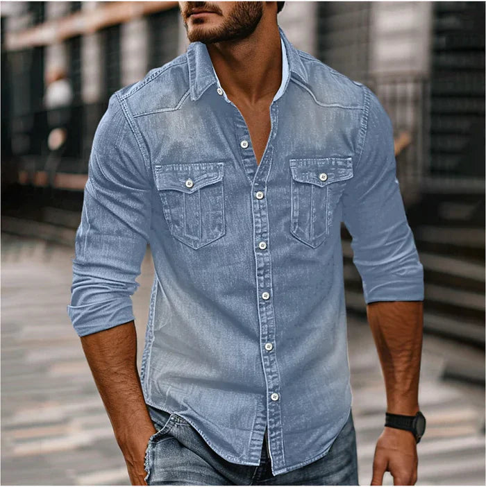 Chemise homme en denim slim avec boutons-pression. Un vêtement robuste et élégant pour la mode masculine décontractée.