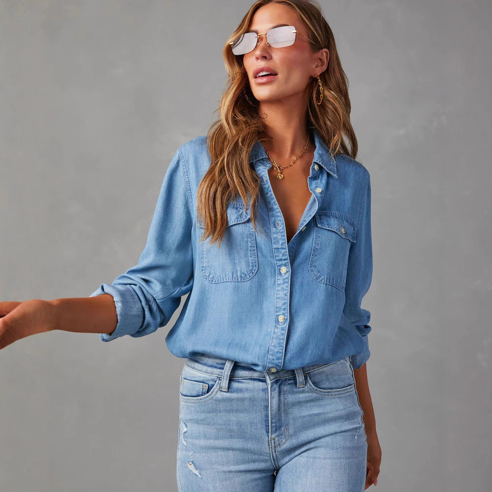 Modèle de chemise denim femme avec poches poitrine, style chic décontracté. Vêtement femme polyvalent.