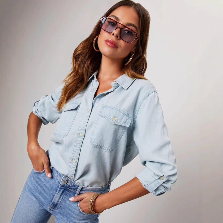 Élégante chemise en jean femme, couleur denim classique, idéale pour un look intemporel et une élégance au quotidien.
