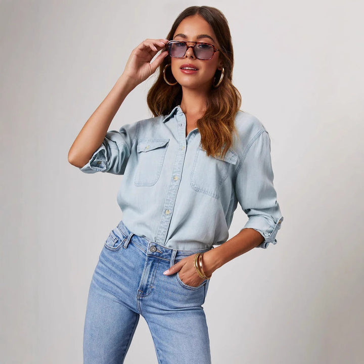 Chemise femme en denim, coupe ample et confortable, détails de poches. Parfaite pour le style décontracté.