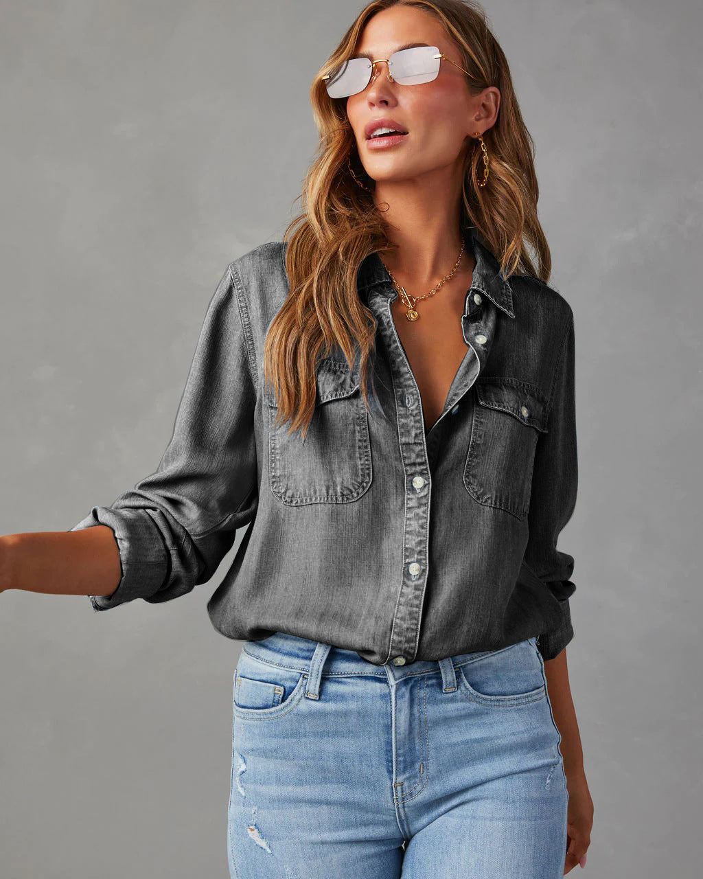 Vêtement femme: chemise décontractée en jean bleu, avec boutons et poches fonctionnelles. Un classique mode.