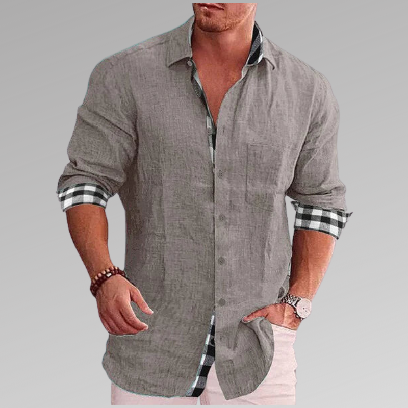 Chemise en lin bleu clair pour l'été, vue frontale, col à carreaux. Confort et style décontracté pour hommes modernes.