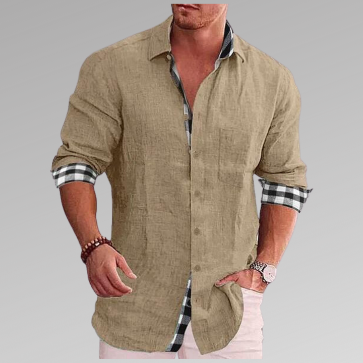 Chemise en lin bleu clair pour l'été, vue frontale, col à carreaux. Confort et style décontracté pour hommes modernes.