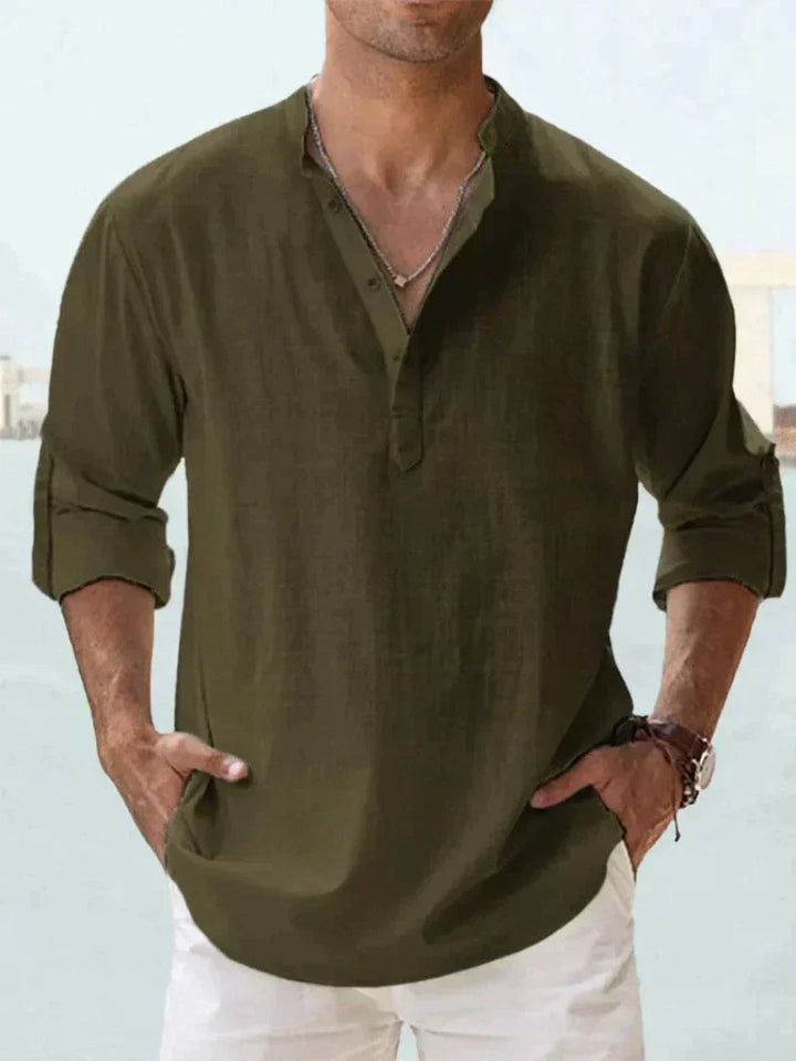 "Chemise en lin bleu marine pour homme, élégante et décontractée, idéale pour un confort estival."