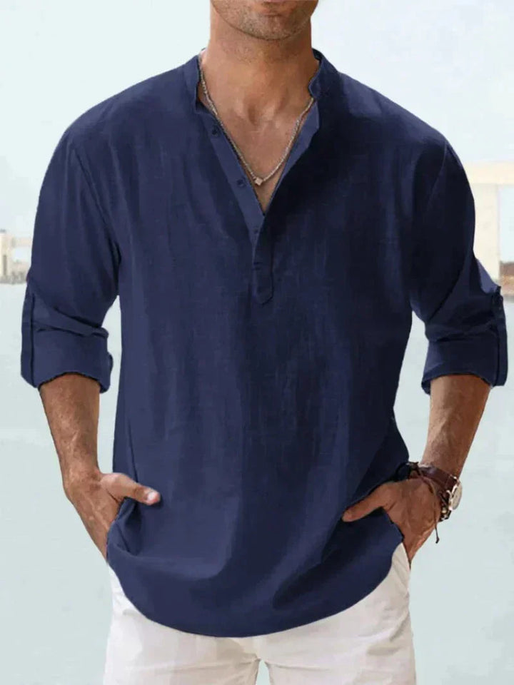 "Chemise en lin bleu marine pour homme, élégante et décontractée, idéale pour un confort estival."