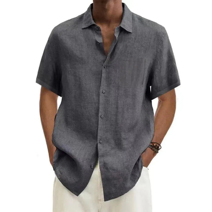 "Chemise en lin pour femme, manches courtes, style décontracté, tissu aéré idéal pour l'été, col rabattu."