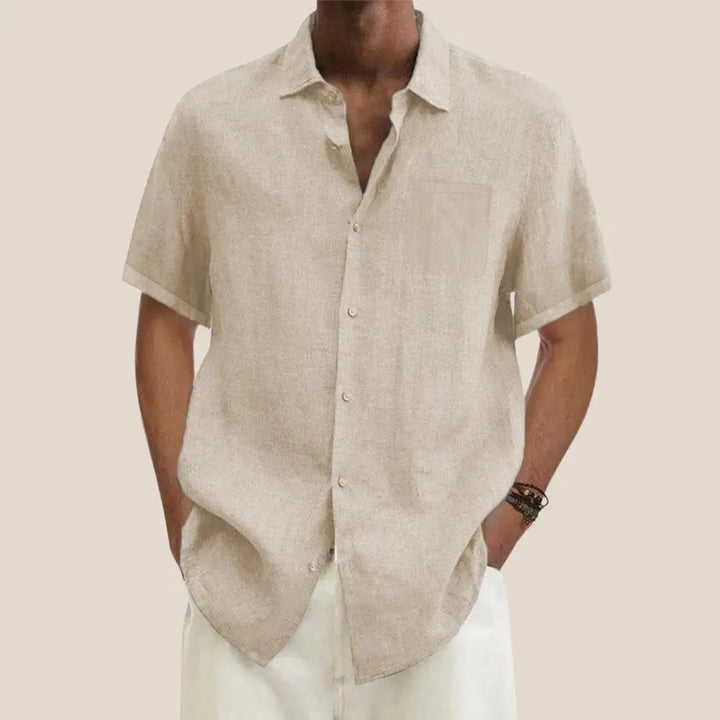 "Chemise en lin pour femme, manches courtes, style décontracté, tissu aéré idéal pour l'été, col rabattu."