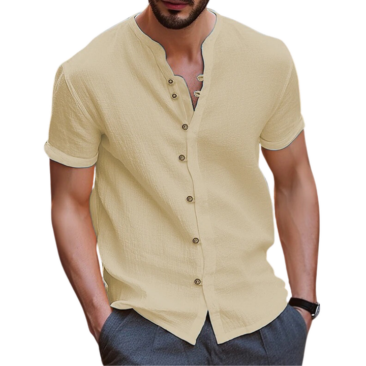 "Chemise en lin pour homme, légère et élégante, idéale pour l'été, coupe classique et respirante."