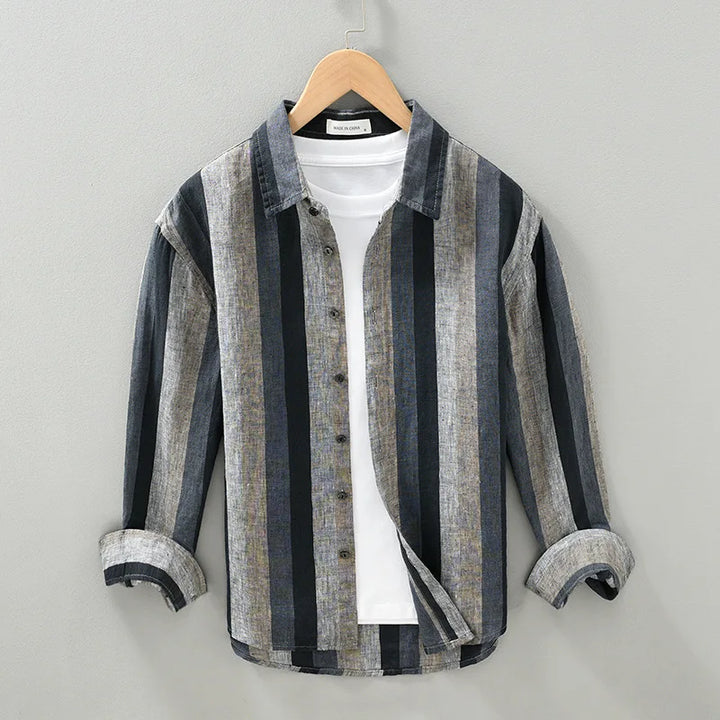 "Chemise en lin rayée pour homme, élégante et respirante, rayures verticales, idéale pour l'été et occasions décontractées."