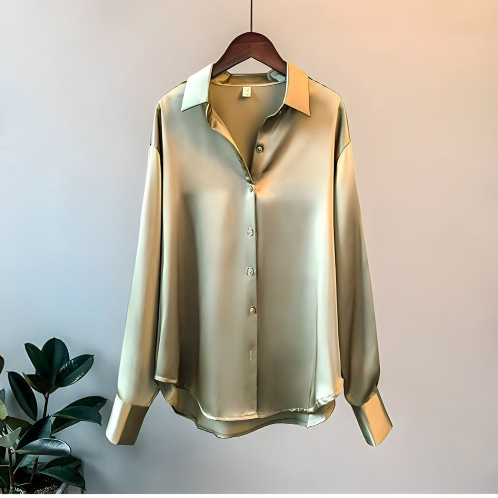 "Chemise en satin pour femme, couleur champagne, luxueuse et polyvalente, idéale pour bureau ou sorties élégantes."