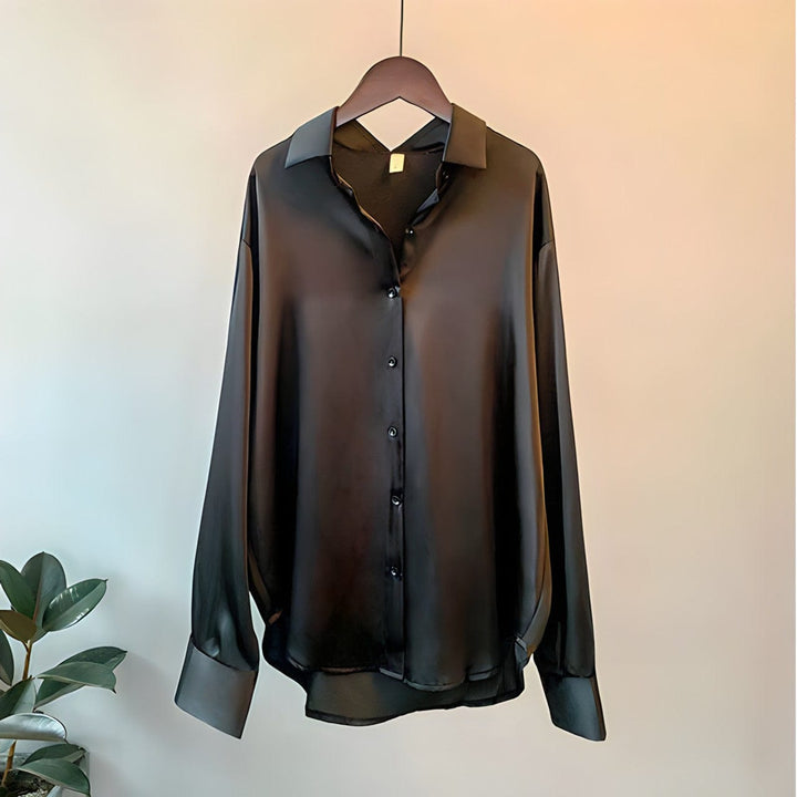 "Chemise en satin pour femme, couleur champagne, luxueuse et polyvalente, idéale pour bureau ou sorties élégantes."
