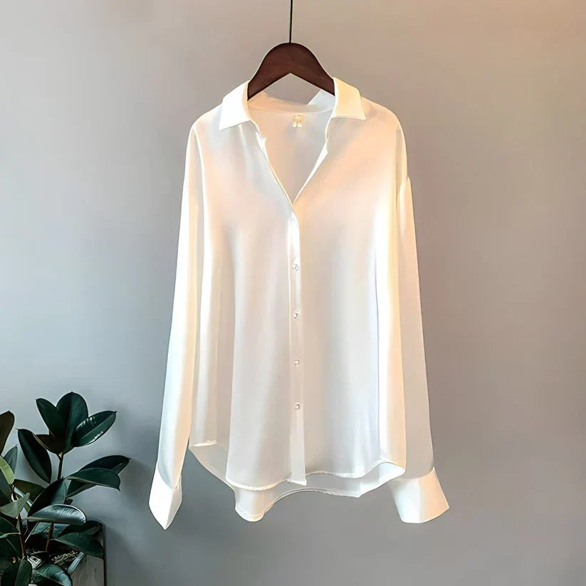 "Chemise en soie blanche pour femme, élégante et chic, idéale pour des occasions formelles ou un look décontracté."
