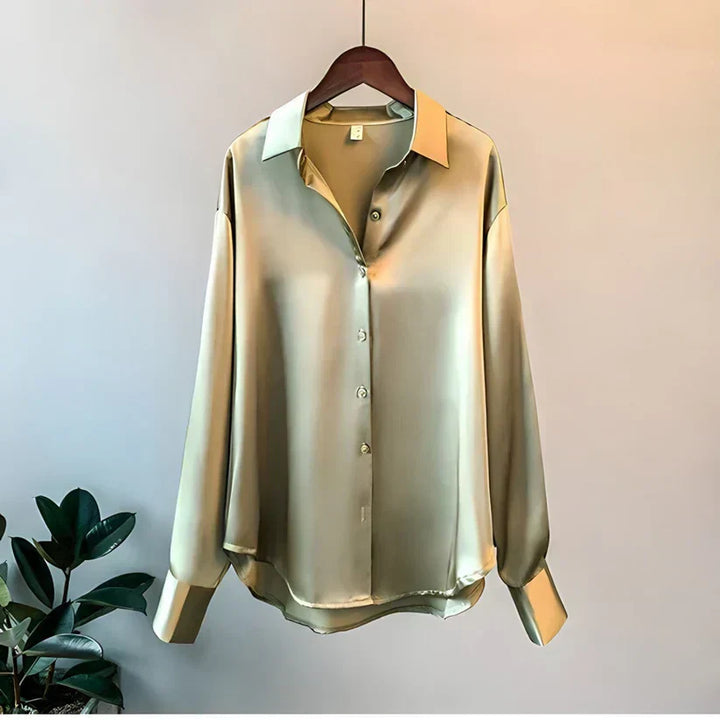 "Chemise en soie blanche pour femme, élégante et chic, idéale pour des occasions formelles ou un look décontracté."