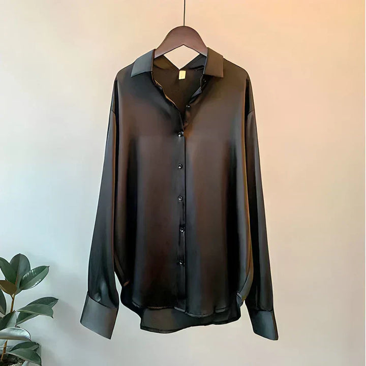 "Chemise en soie blanche pour femme, élégante et chic, idéale pour des occasions formelles ou un look décontracté."
