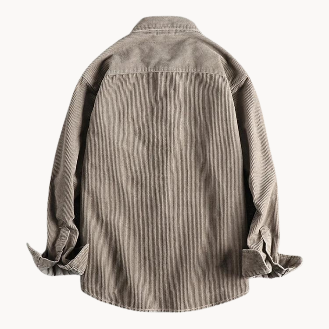 "Chemise en velours côtelé orange pour homme, texture côtelée et poche poitrine, polyvalente et résistante."