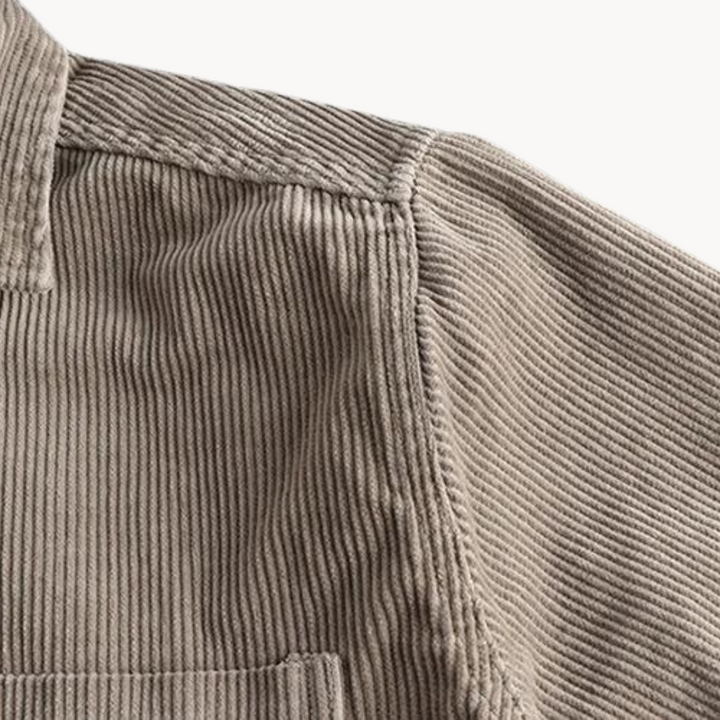 "Chemise en velours côtelé orange pour homme, texture côtelée et poche poitrine, polyvalente et résistante."