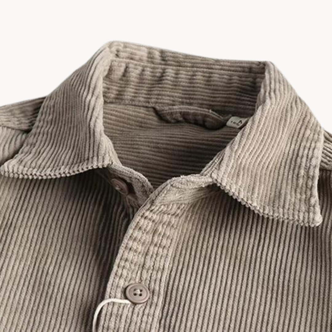 "Chemise en velours côtelé orange pour homme, texture côtelée et poche poitrine, polyvalente et résistante."