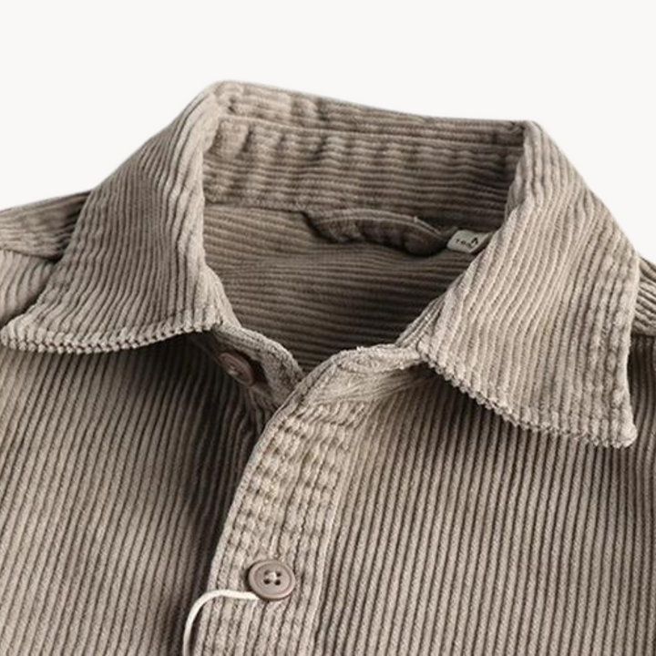 "Chemise en velours côtelé orange pour homme, texture côtelée et poche poitrine, polyvalente et résistante."