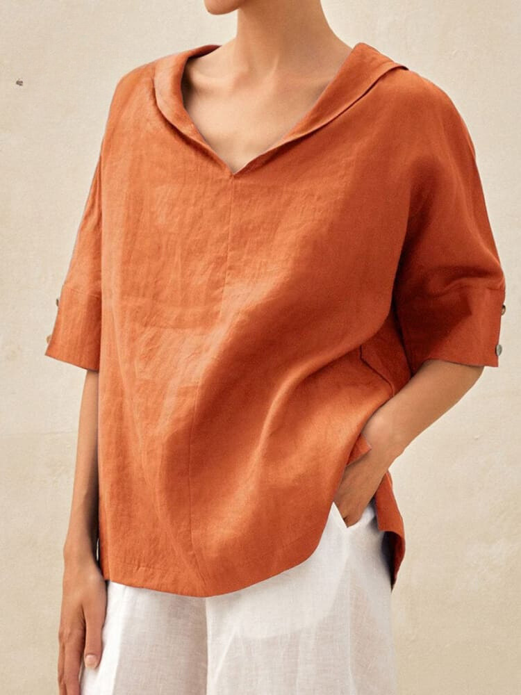 Chemise femme col V, coupe décontractée et élégante.  Tissu fluide et confortable.