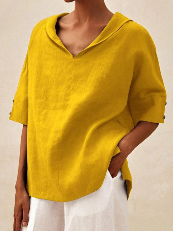 Chemise femme col V, coupe décontractée et élégante.  Tissu fluide et confortable.
