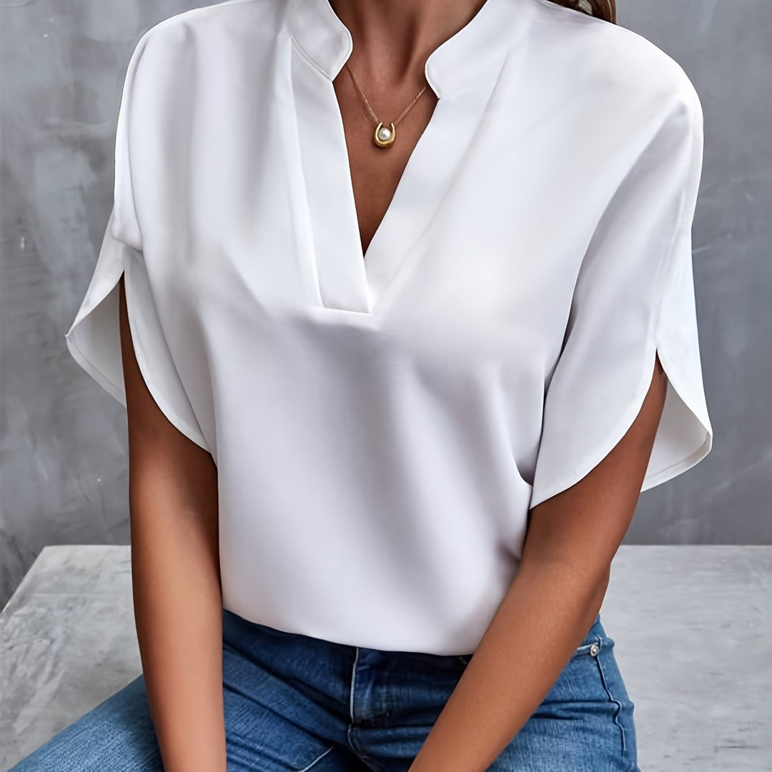 Chemise femme élégante à col V et manches courtes, parfaite pour un look chic et polyvalent en automne.