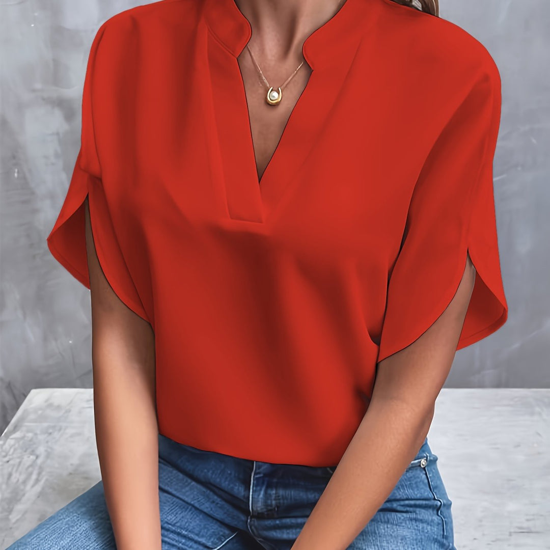 Chemise femme avec détail col V, manches courtes, boutonnage discret, un essentiel élégant et pratique.